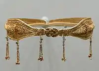 Gold diadem. Greek, probably made in Alexandria, Egypt, and belonging to a noblewoman of the Ptolemaic dynasty (220–100 BC): the clasp is shaped as a Herakles knot