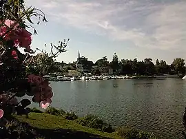 The Mayenne, the church and the port of Neuville