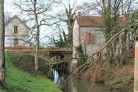 A house and bridge in Grossouvre