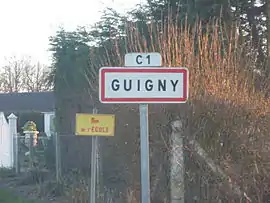 A road sign at the entry to Guigny