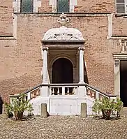 The stone and marble canopy of the Hotel d'Ulmo dates from the 17th century, however it could be a copy of a 16th-century canopy once located in the courtyard of the Toulouse Parliament.