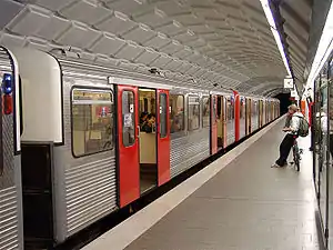 Side shot of a DT3 at Hauptbahnhof Nord station