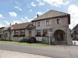 The town hall and school in Harbouey