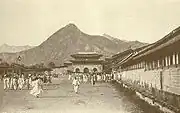 Passerby in front of the palace (late 19th century)