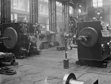 Cross compound Corliss mill engine 1900, shop assembled to ensure that the parts fit together and make any preliminary adjustments, the low-pressure cylinder is on the left, high-pressure cylinder on the right.