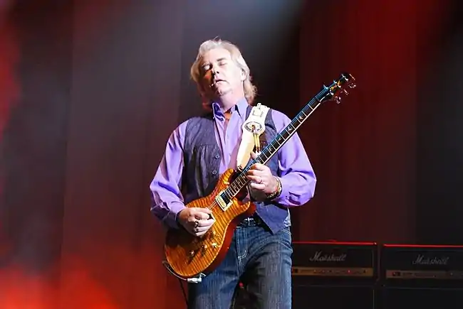 Howard on stage with The Paul Rodgers Band in 2009