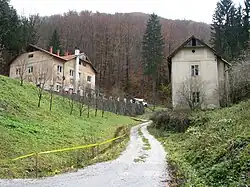 Huda Jama, buildings near the defunct mine