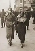 Image of Frieda Belinfante walking down the street with another woman, identified as her cousin Ita Rosenzweig