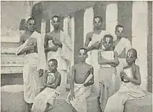 Iyengar Vedic students in Tanjore, sporting the Thenkalai Sricharanam. Source:The National Geographic Magazine, Nov 1909