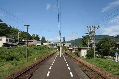 View of the station platform in 2006 looking in the direction of Tadotsu.