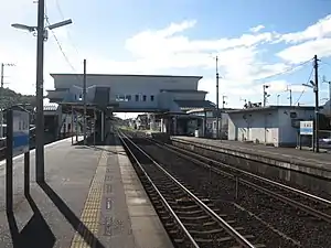 A view of the hashigami structure spanning the platforms and tracks. To the right is the station building. To the left is the island platform and the station south entrance.