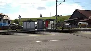 Shelter on platform behind carriageway