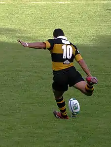 Jeremy Staunton kicking a penalty during London Wasps-USA Perpignan.