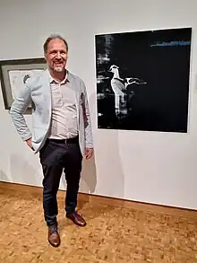 Johannes Nevala at his painting "Blueline". Leigh Yawkey Woodson Ar t Museum, 2019.