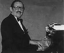 Julio Gutiérrez on piano.