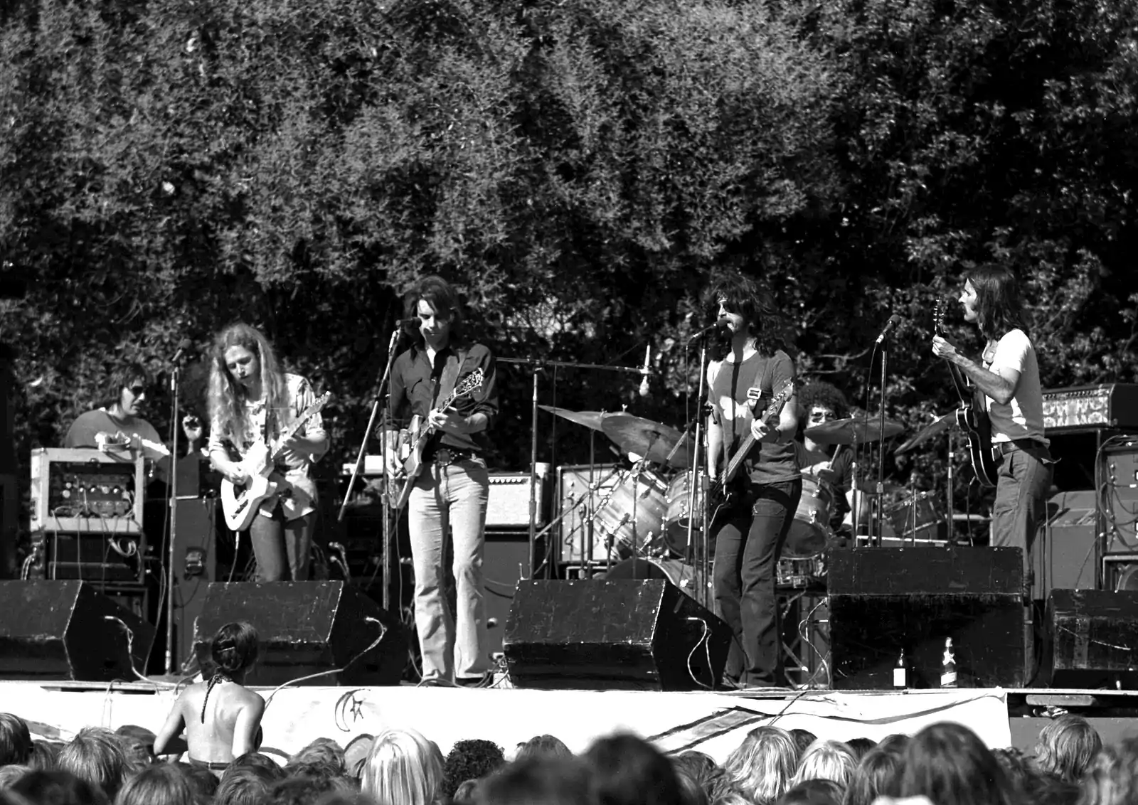 Kingfish performing in El Camino Park, Palo Alto, California, on June 8, 1975. Left to right: Barry Flast, Robbie Hoddinott, Bob Weir, Dave Torbert, Chris Herold, Matthew Kelly.