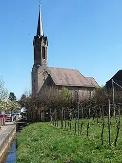 Großfischlingen church next to a vineyard