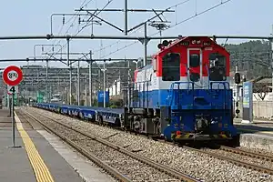 Korail 4437 and empty flatcars