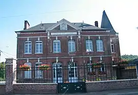 The town hall and school in Le Quesne