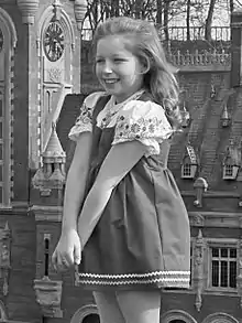 Lena Zavaroni at the age of 10 in 1974, standing in front of a miniature of the Peace Palace in Madurodam