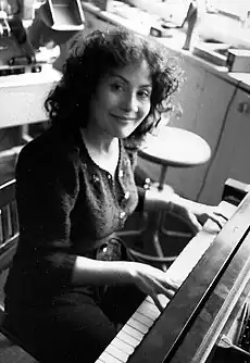 Lesley_Miller_at_piano.jpg