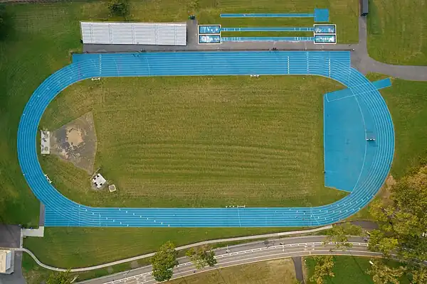 Start (green) and end (red) points of a 300-metre race, marked on a running track.