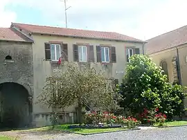 The town hall and school in Lindre-Basse