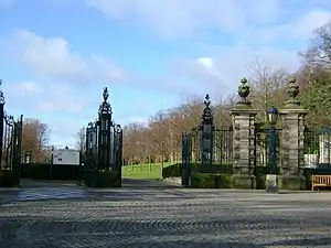 Pittencrieff Park, Louise Carnegie Memorial Gateway