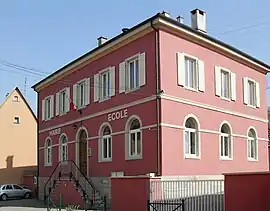 The town hall and school in Luemschwiller