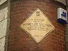 Placard at the intersection of Calle de la Unión and Calle de Vergara that commemorates the nearby Valnadú Gate.