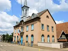 The town hall in Issans