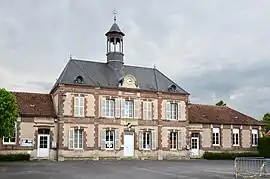 The town hall in Clesles