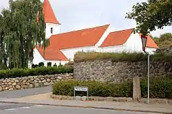 Malling Church with a wall-section of the medieval fortifications.