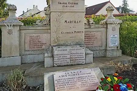 Detail of the plaques below the statue