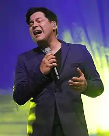 A photograph of Martin Nievera singing