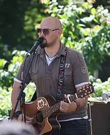 Martti Saarinen performing on Aurinkomäki stage on June 2011.