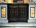 Wooden doors with the Mellini coat-of-arms