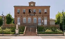 The town hall in Montrabé