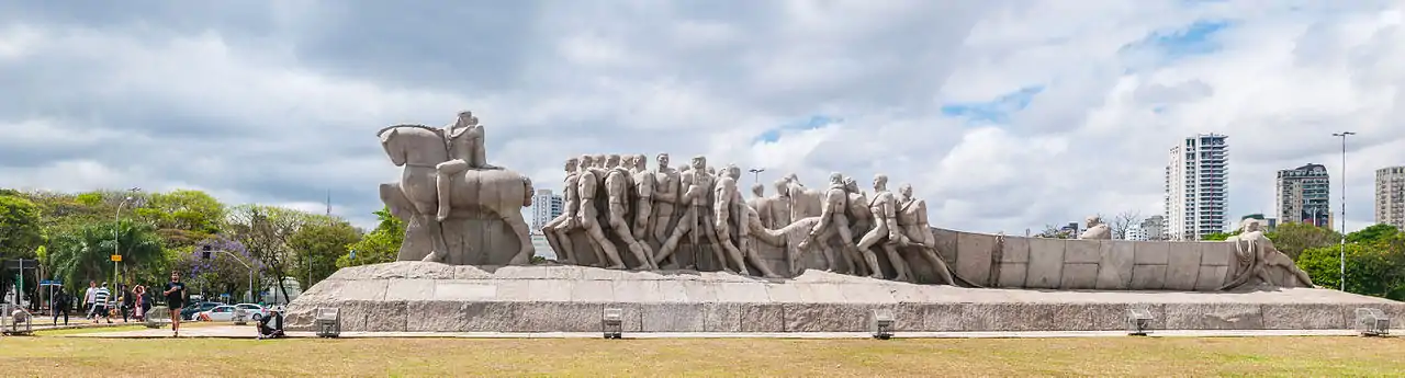 Monumento às Bandeiras