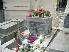 Morrison's grave with headstone and Greek inscription ΚΑΤΑ ΤΟΝ ΔΑΙΜΟΝΑ ΕΑΥΤΟΥ, August 2008