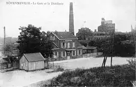 The railway station and distillery in Moyenneville