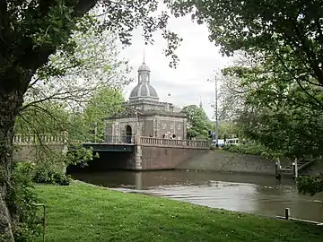 The Muiderpoort seen from the Singelgracht.