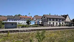 Station with island platform and two tracks