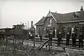 NS 7101 at Tjummarum station, with posing station staff. (1917 - 1922)