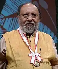 Nandy receiving Fukuoka Asian Culture Prize in 2007, Japan