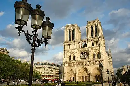 A wide angle view of Notre-Dame's western façade