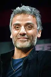 A picture of Oscar Isaac smiling