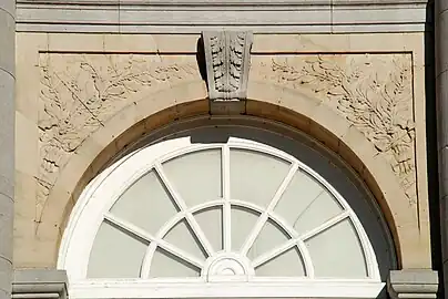 Transom surmounted by a key with acanthus leaves and spandrels adorned with laurel leaves