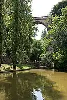 The so-called suicide bridge, 22 meters high, gives access to the island from the south side of the park.