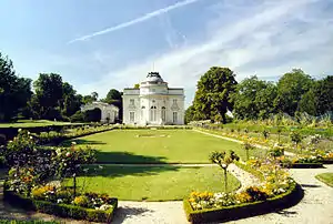 View of the garden and rear elevation